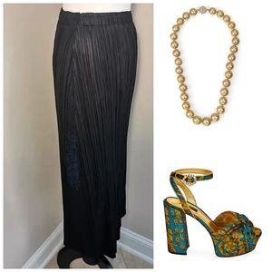 Elastic Design Black Pleated Skirt